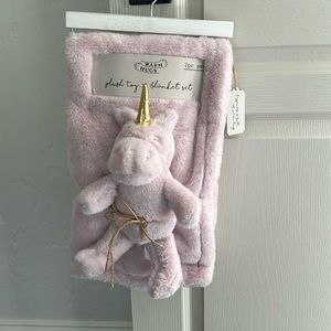Warm hugs plush toy and blanket